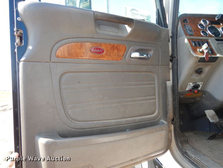 image for item DI8530 2006 Peterbilt 379  semi truck