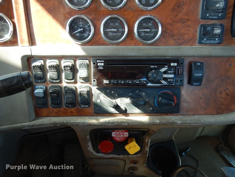 image for item DI8530 2006 Peterbilt 379  semi truck