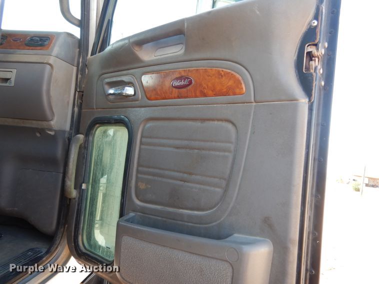 image for item DI8530 2006 Peterbilt 379  semi truck