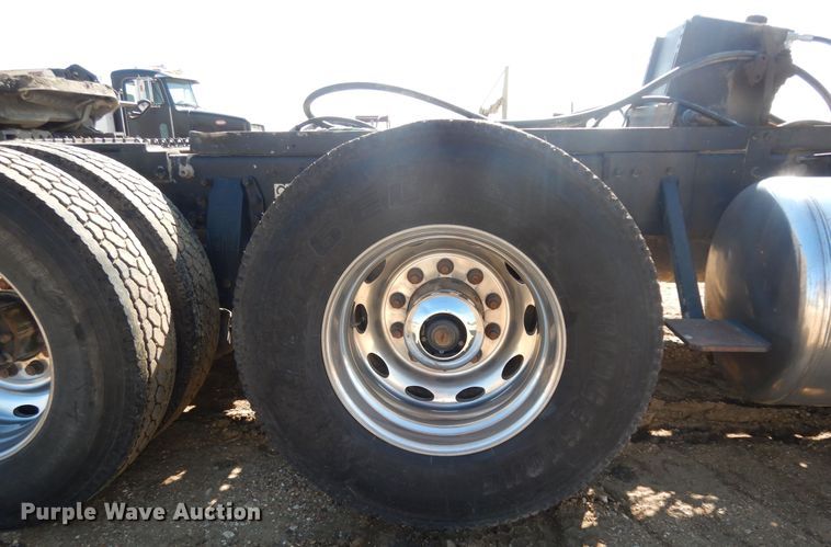 image for item DI8530 2006 Peterbilt 379  semi truck