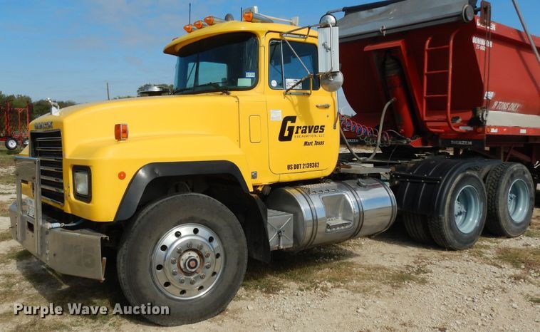image for item DI8531 1999 Mack RD688S  semi truck