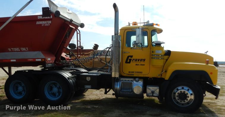 image for item DI8531 1999 Mack RD688S  semi truck