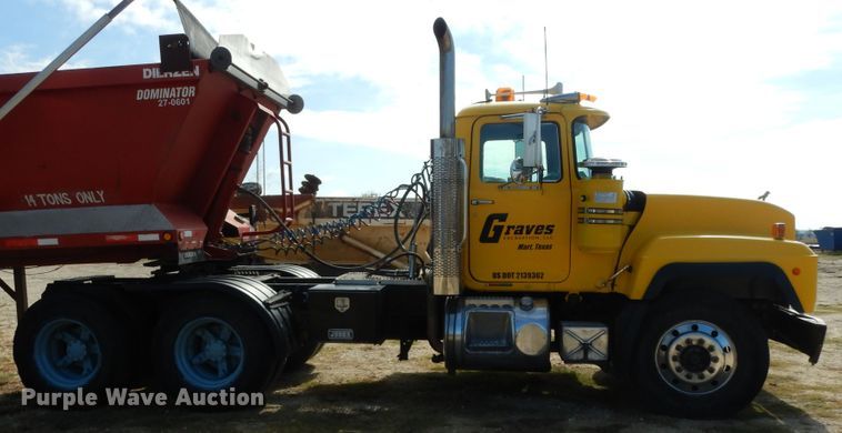 image for item DI8531 1999 Mack RD688S  semi truck