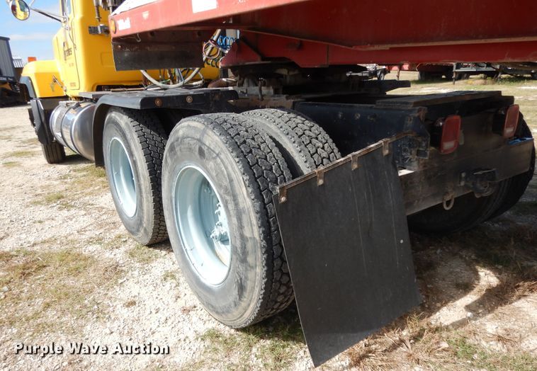 image for item DI8531 1999 Mack RD688S  semi truck