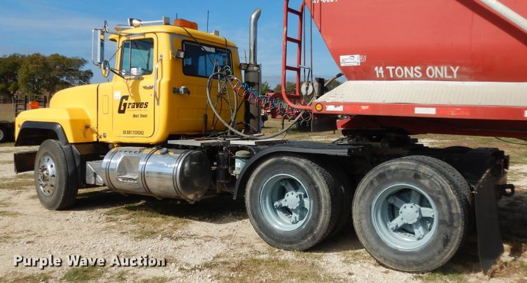 image for item DI8531 1999 Mack RD688S  semi truck