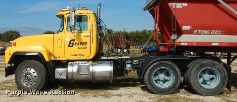 image for item DI8531 1999 Mack RD688S  semi truck