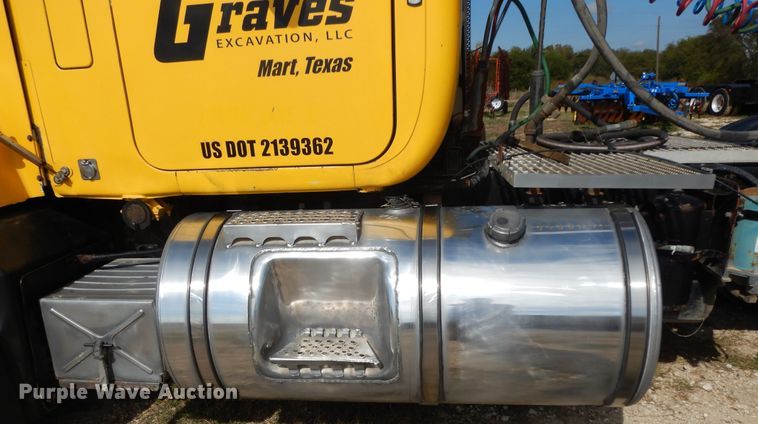 image for item DI8531 1999 Mack RD688S  semi truck