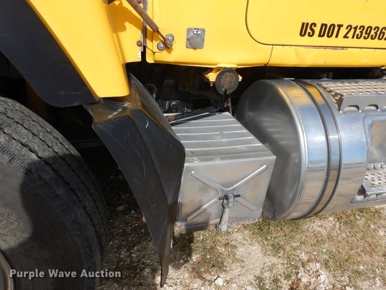 image for item DI8531 1999 Mack RD688S  semi truck