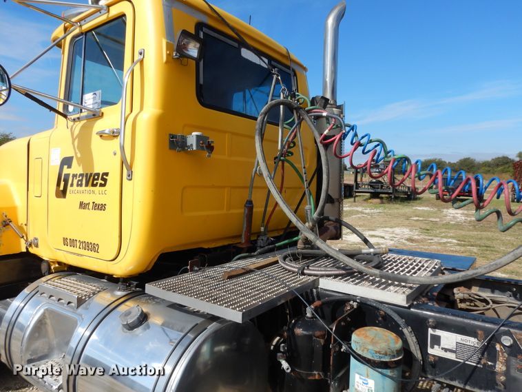 image for item DI8531 1999 Mack RD688S  semi truck