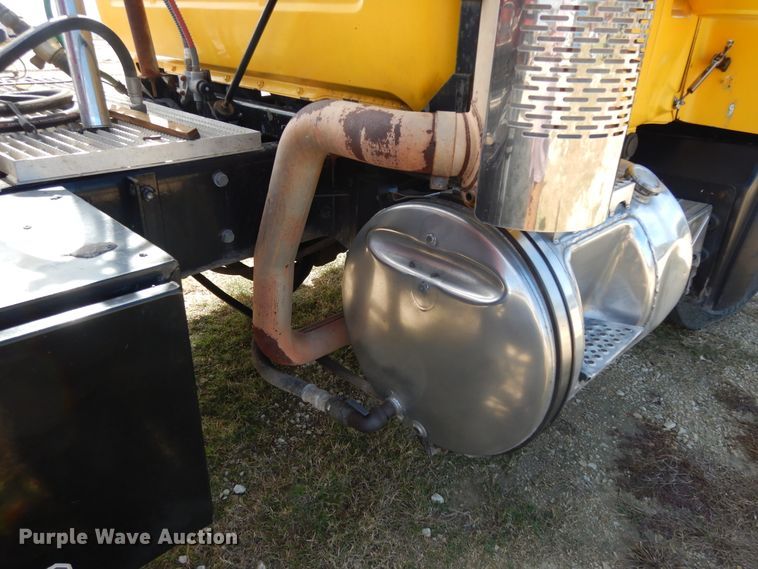 image for item DI8531 1999 Mack RD688S  semi truck