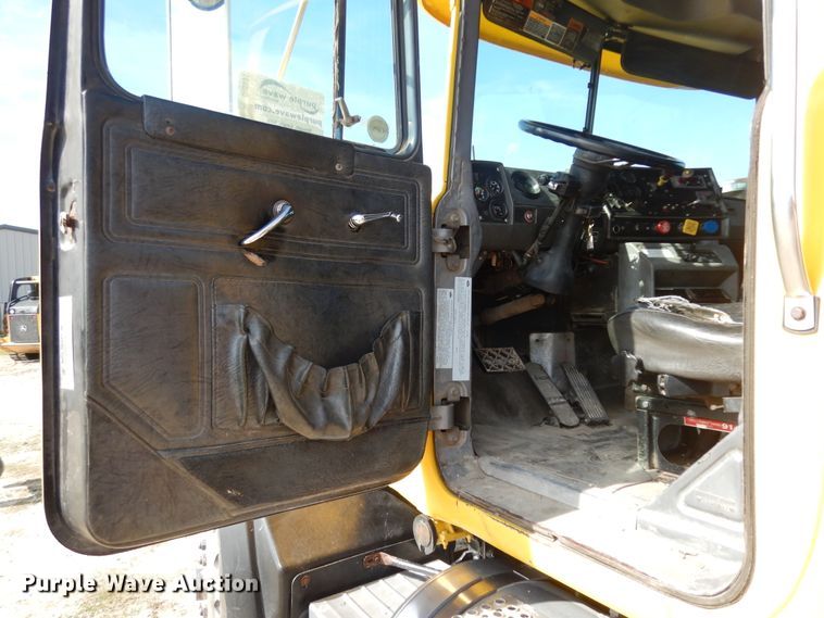 image for item DI8531 1999 Mack RD688S  semi truck