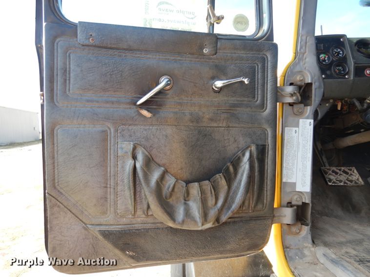 image for item DI8531 1999 Mack RD688S  semi truck