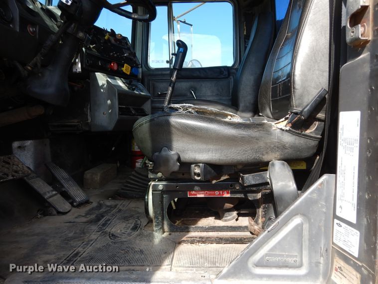 image for item DI8531 1999 Mack RD688S  semi truck