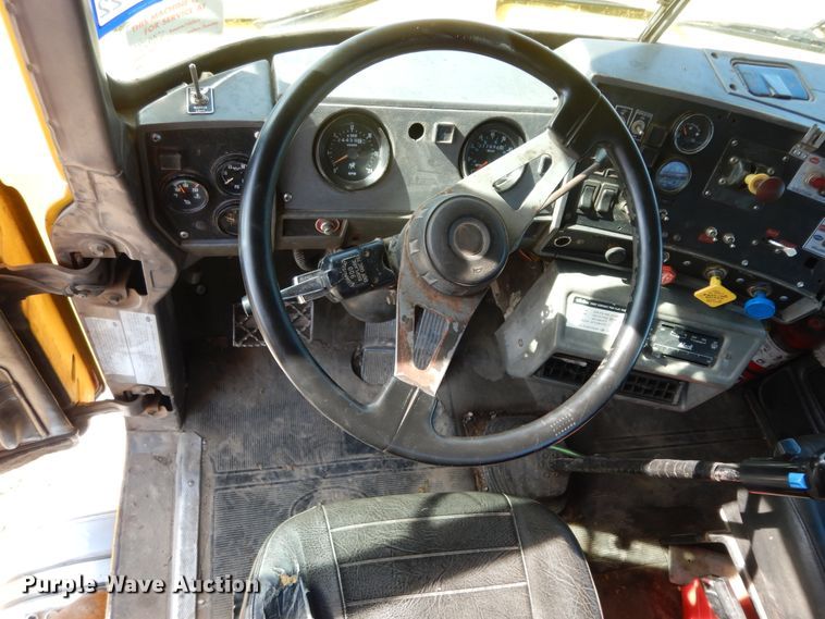 image for item DI8531 1999 Mack RD688S  semi truck