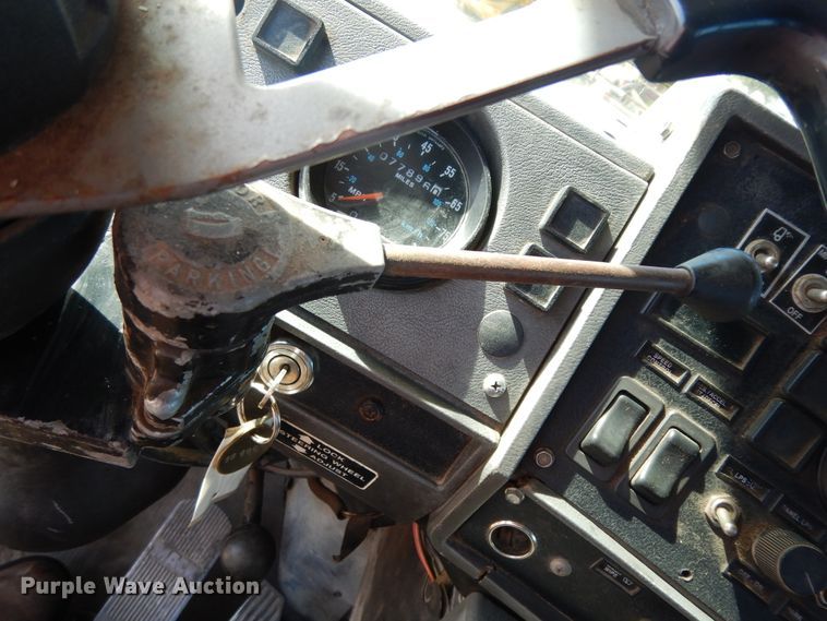 image for item DI8531 1999 Mack RD688S  semi truck