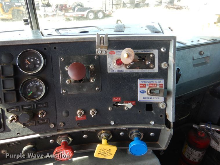 image for item DI8531 1999 Mack RD688S  semi truck