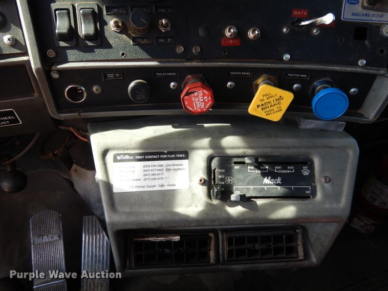 image for item DI8531 1999 Mack RD688S  semi truck