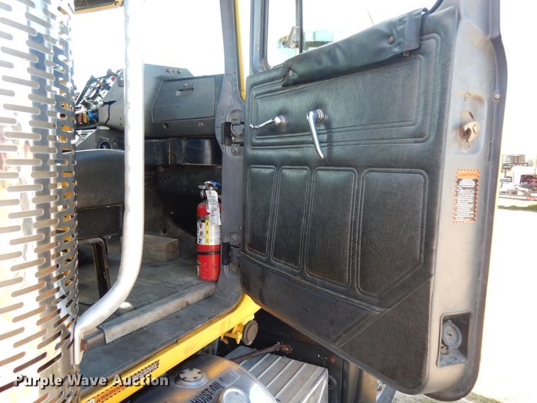 image for item DI8531 1999 Mack RD688S  semi truck