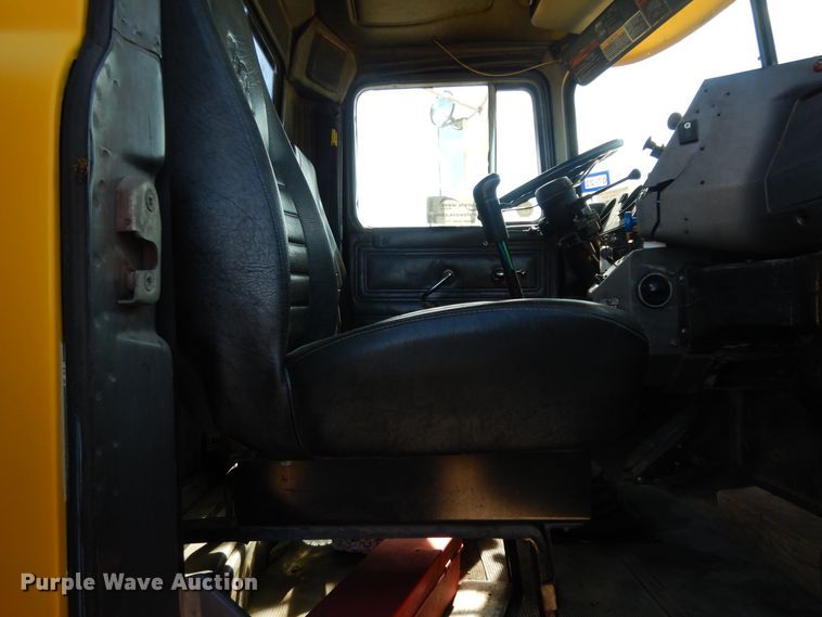 image for item DI8531 1999 Mack RD688S  semi truck