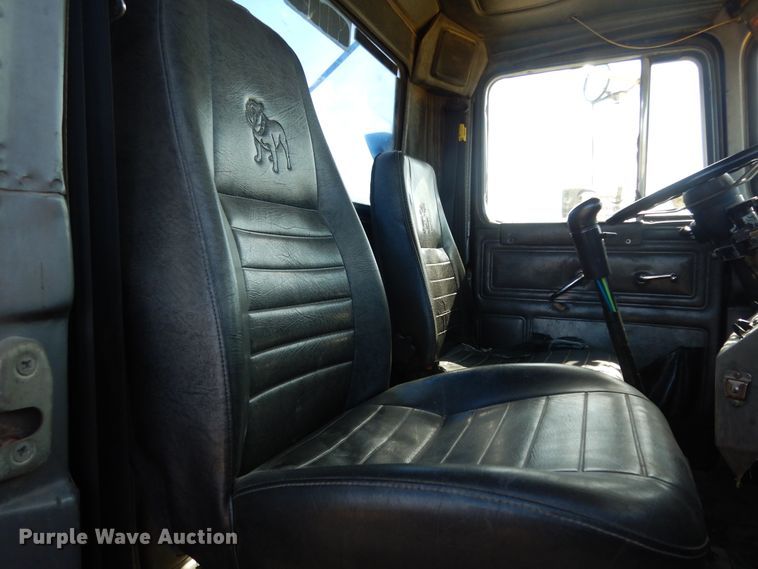 image for item DI8531 1999 Mack RD688S  semi truck