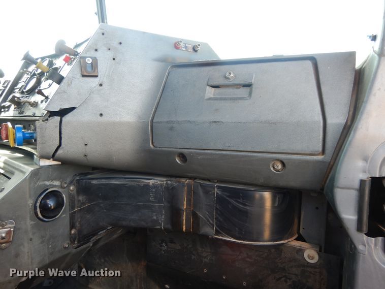 image for item DI8531 1999 Mack RD688S  semi truck