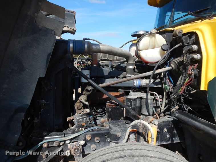 image for item DI8531 1999 Mack RD688S  semi truck