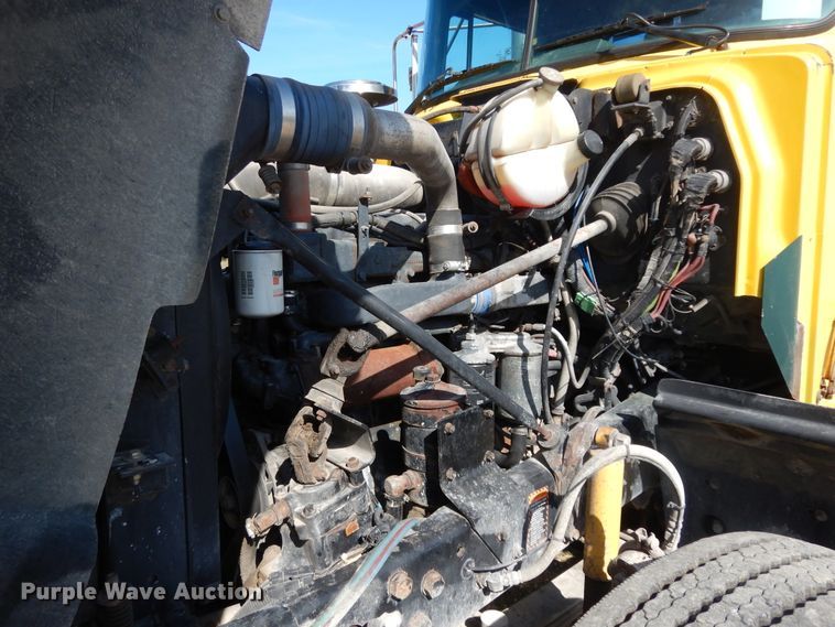 image for item DI8531 1999 Mack RD688S  semi truck