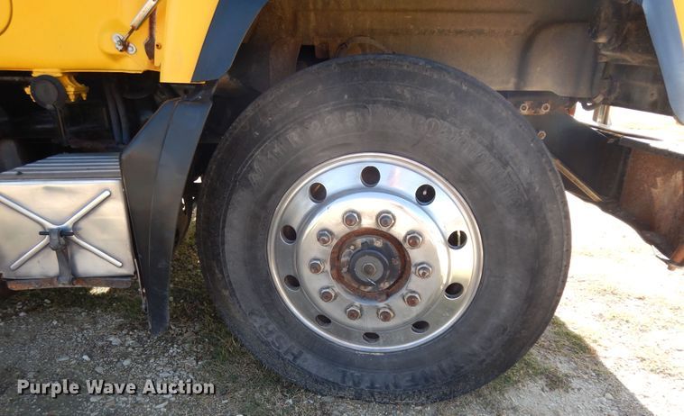 image for item DI8531 1999 Mack RD688S  semi truck