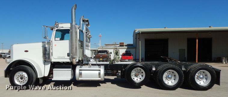 image for item DI8540 2012 Peterbilt 388  semi truck