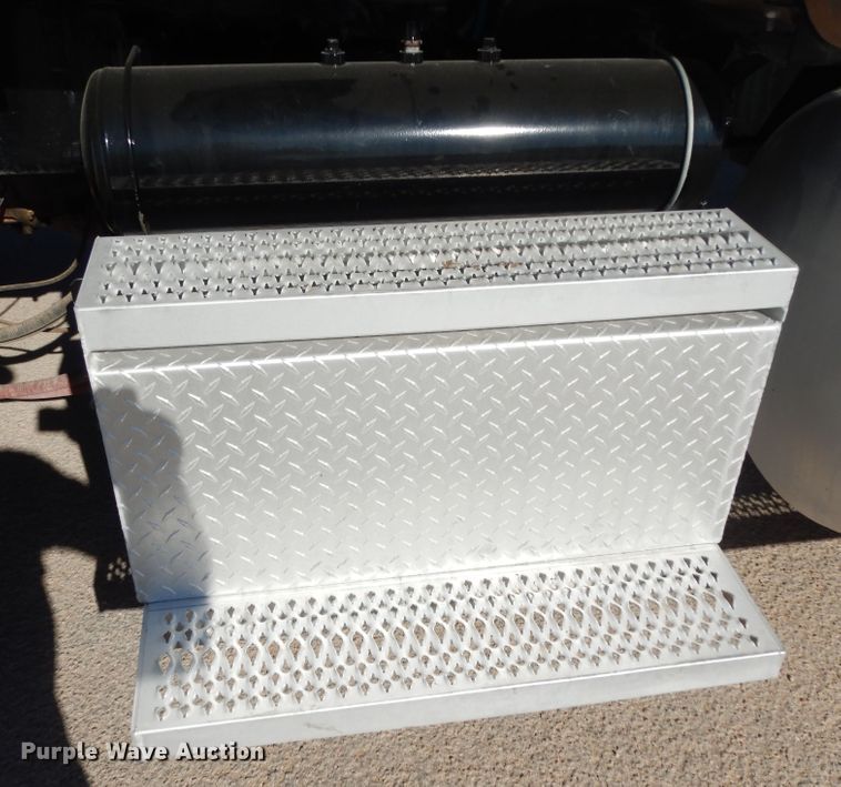 image for item DI8540 2012 Peterbilt 388  semi truck