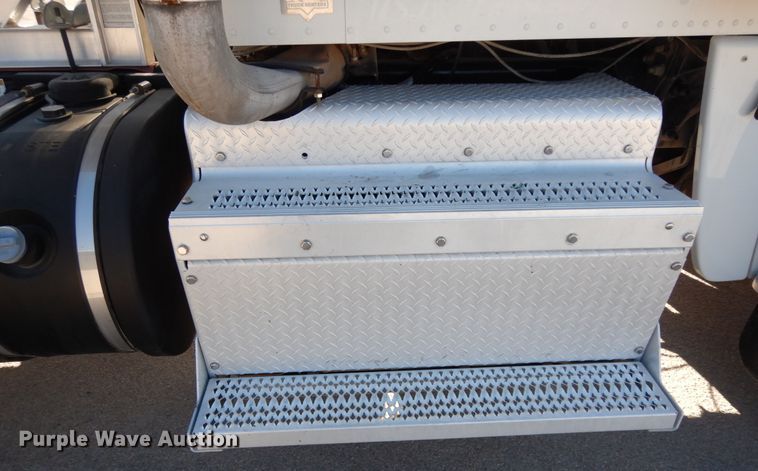 image for item DI8540 2012 Peterbilt 388  semi truck