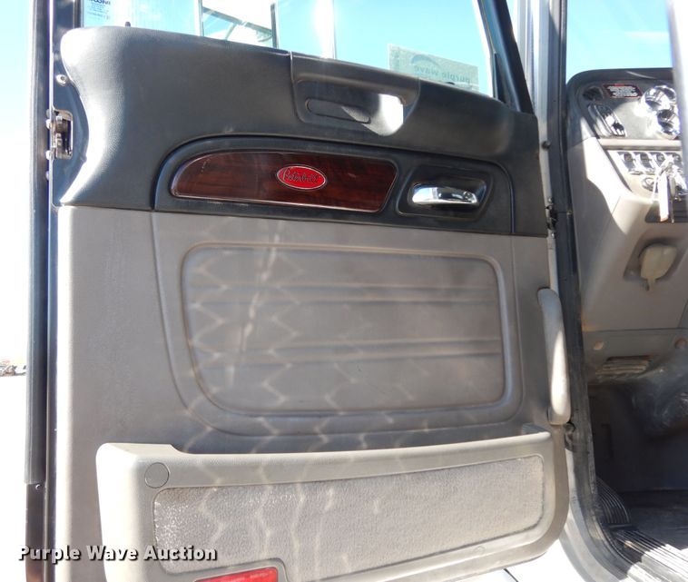 image for item DI8540 2012 Peterbilt 388  semi truck