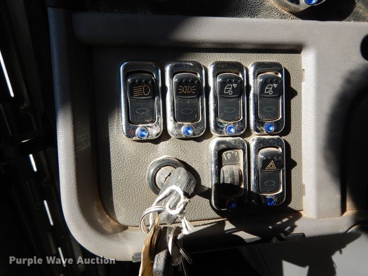 image for item DI8540 2012 Peterbilt 388  semi truck