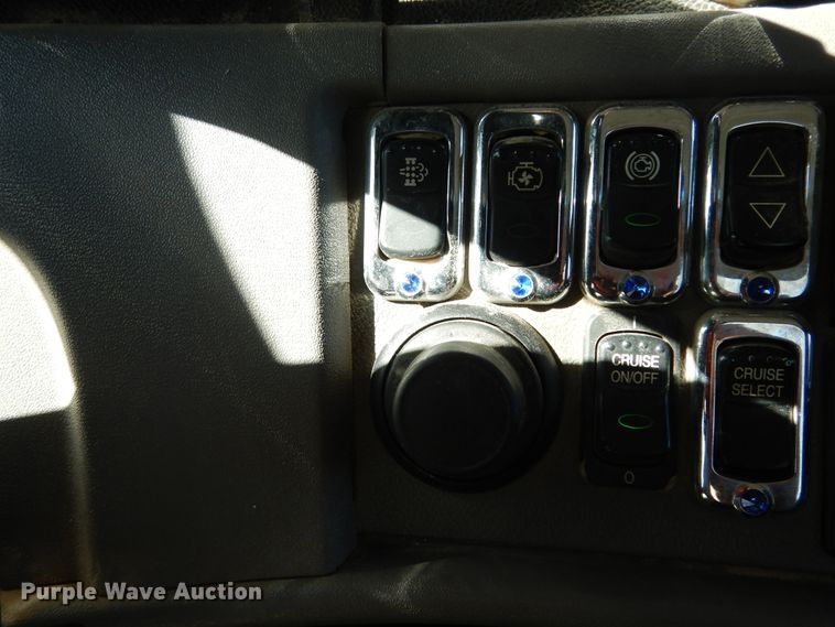 image for item DI8540 2012 Peterbilt 388  semi truck