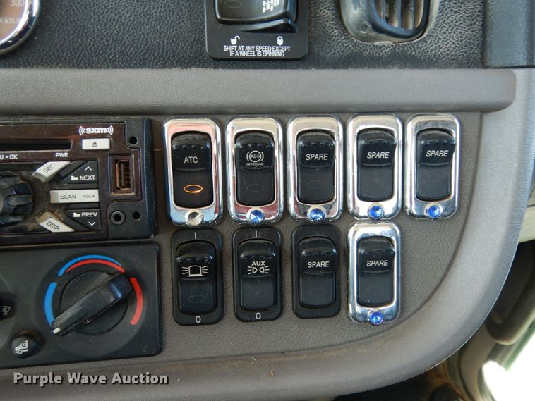 image for item DI8540 2012 Peterbilt 388  semi truck