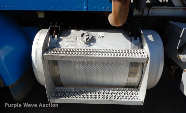 image for item DJ7442 2004 Peterbilt 378  semi truck