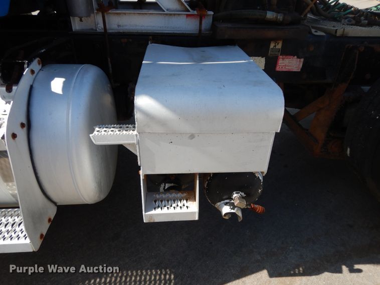 image for item DJ7442 2004 Peterbilt 378  semi truck