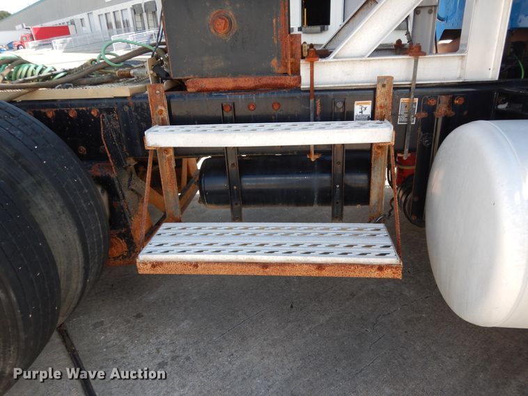 image for item DJ7442 2004 Peterbilt 378  semi truck