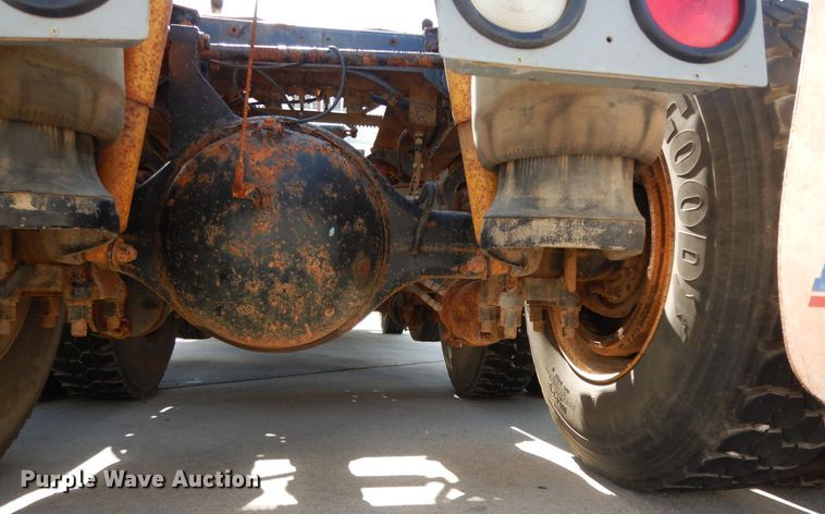 image for item DJ7442 2004 Peterbilt 378  semi truck