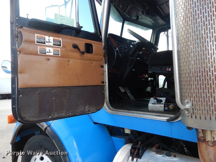 image for item DJ7442 2004 Peterbilt 378  semi truck