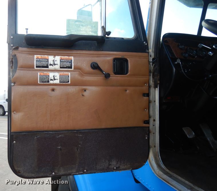 image for item DJ7442 2004 Peterbilt 378  semi truck