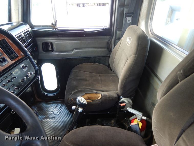 image for item DJ7442 2004 Peterbilt 378  semi truck