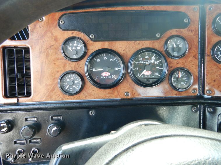 image for item DJ7442 2004 Peterbilt 378  semi truck