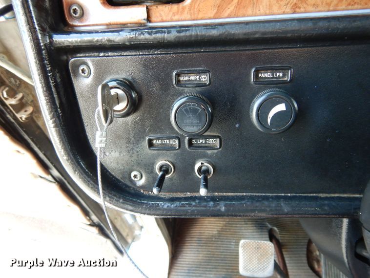 image for item DJ7442 2004 Peterbilt 378  semi truck