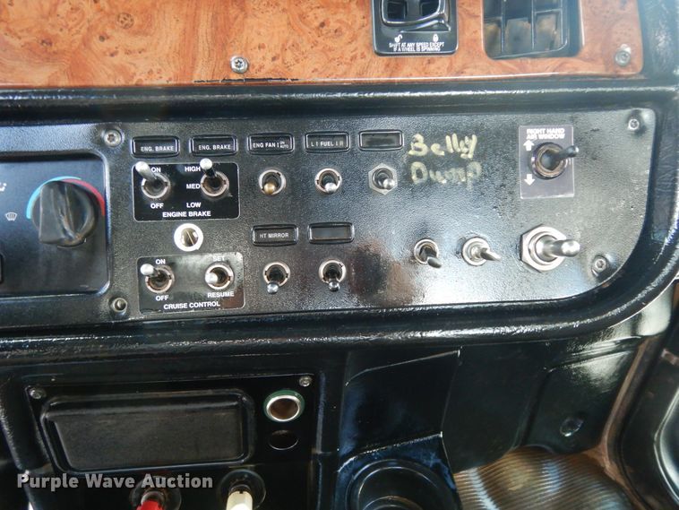 image for item DJ7442 2004 Peterbilt 378  semi truck