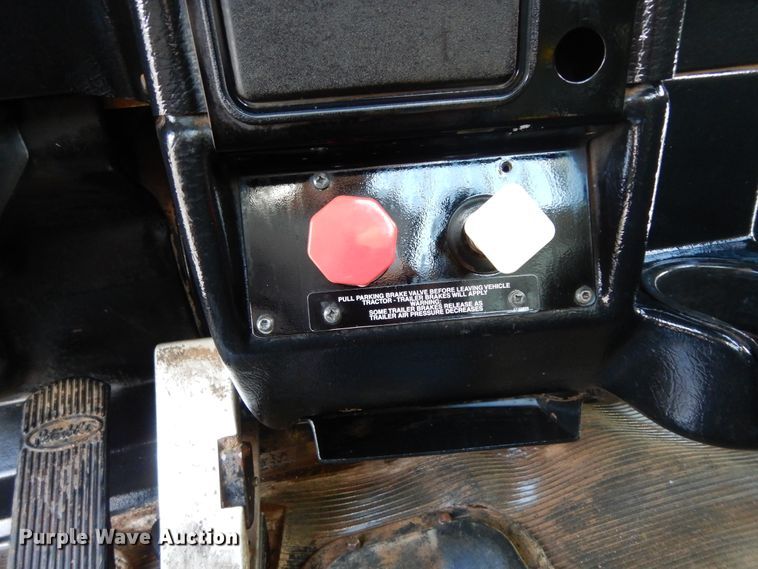 image for item DJ7442 2004 Peterbilt 378  semi truck