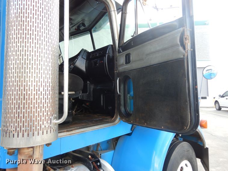 image for item DJ7442 2004 Peterbilt 378  semi truck