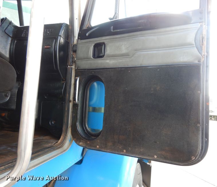 image for item DJ7442 2004 Peterbilt 378  semi truck