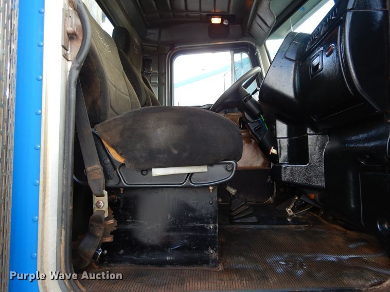 image for item DJ7442 2004 Peterbilt 378  semi truck