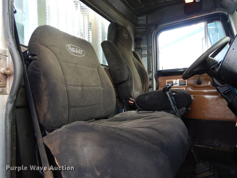 image for item DJ7442 2004 Peterbilt 378  semi truck